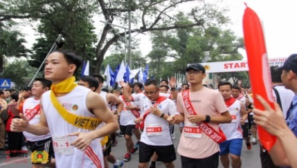 Runners carrying tasuki at Kizuna Ekiden