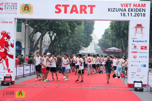 Kizuna start gate sponsor branding